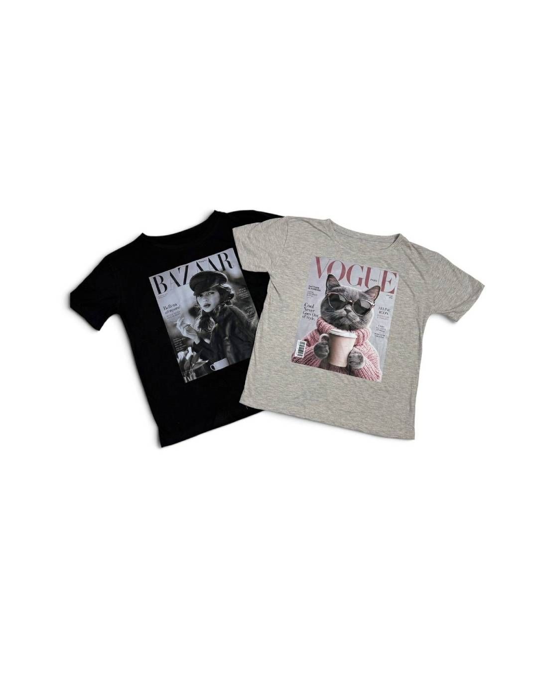 Dos camisetas estampadas, una negra y otra beige, colocadas una al lado de la otra sobre un fondo blanco.