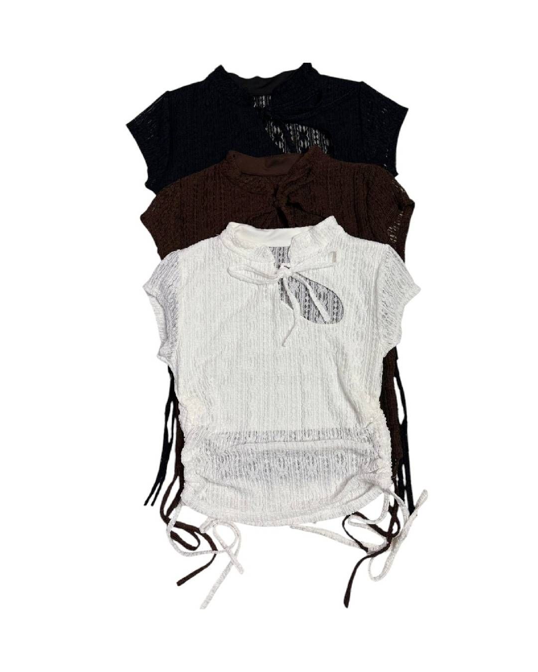 Tres tops sin mangas superpuestos en negro, marrón y blanco con lazos laterales sobre un fondo blanco.