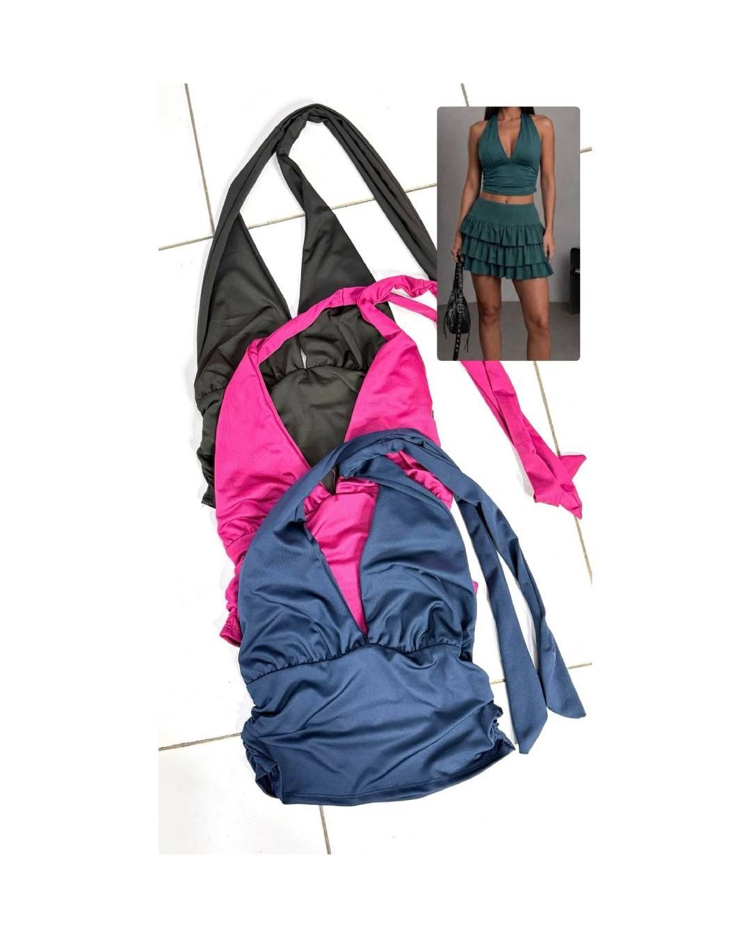 Tres vestidos deportivos apilados en rosa, negro y azul con una modelo insertada luciendo uno de los vestidos.