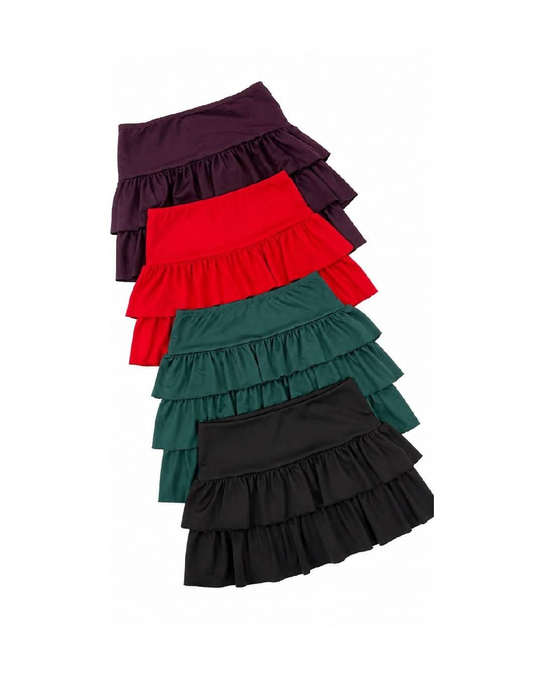 Pila de faldas con volantes superpuestas en morado, rojo, verde y negro sobre un fondo blanco.