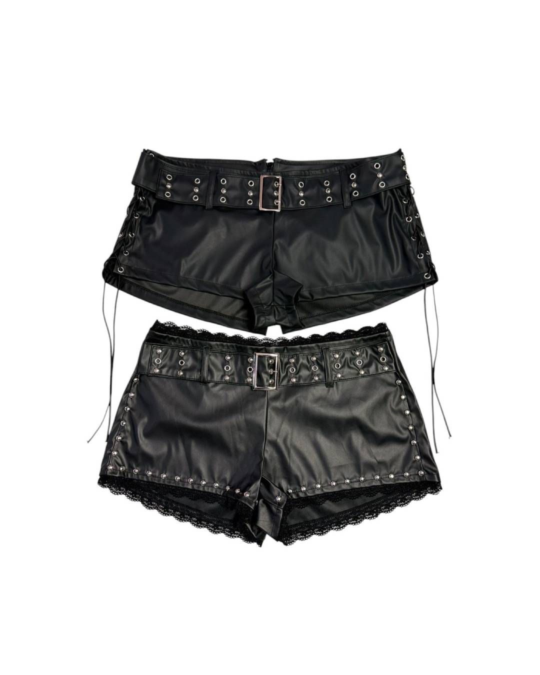 Dos pantalones cortos negros de imitación de cuero con cordones y cinturones con tachuelas.