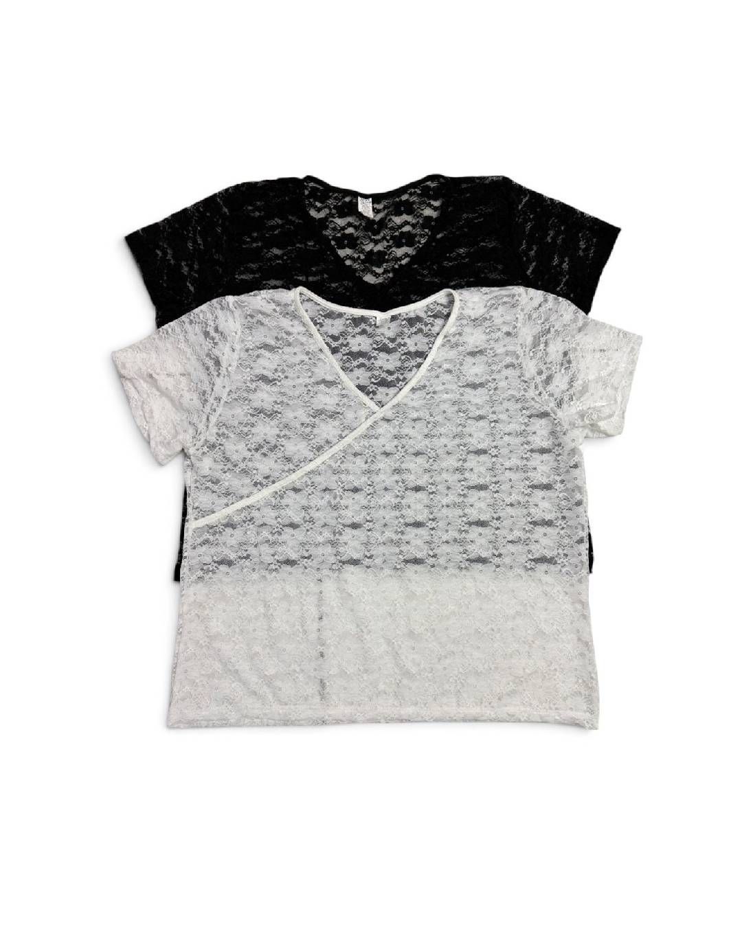 Dos blusas de encaje de manga corta superpuestas, una negra y otra gris claro, sobre un fondo blanco.