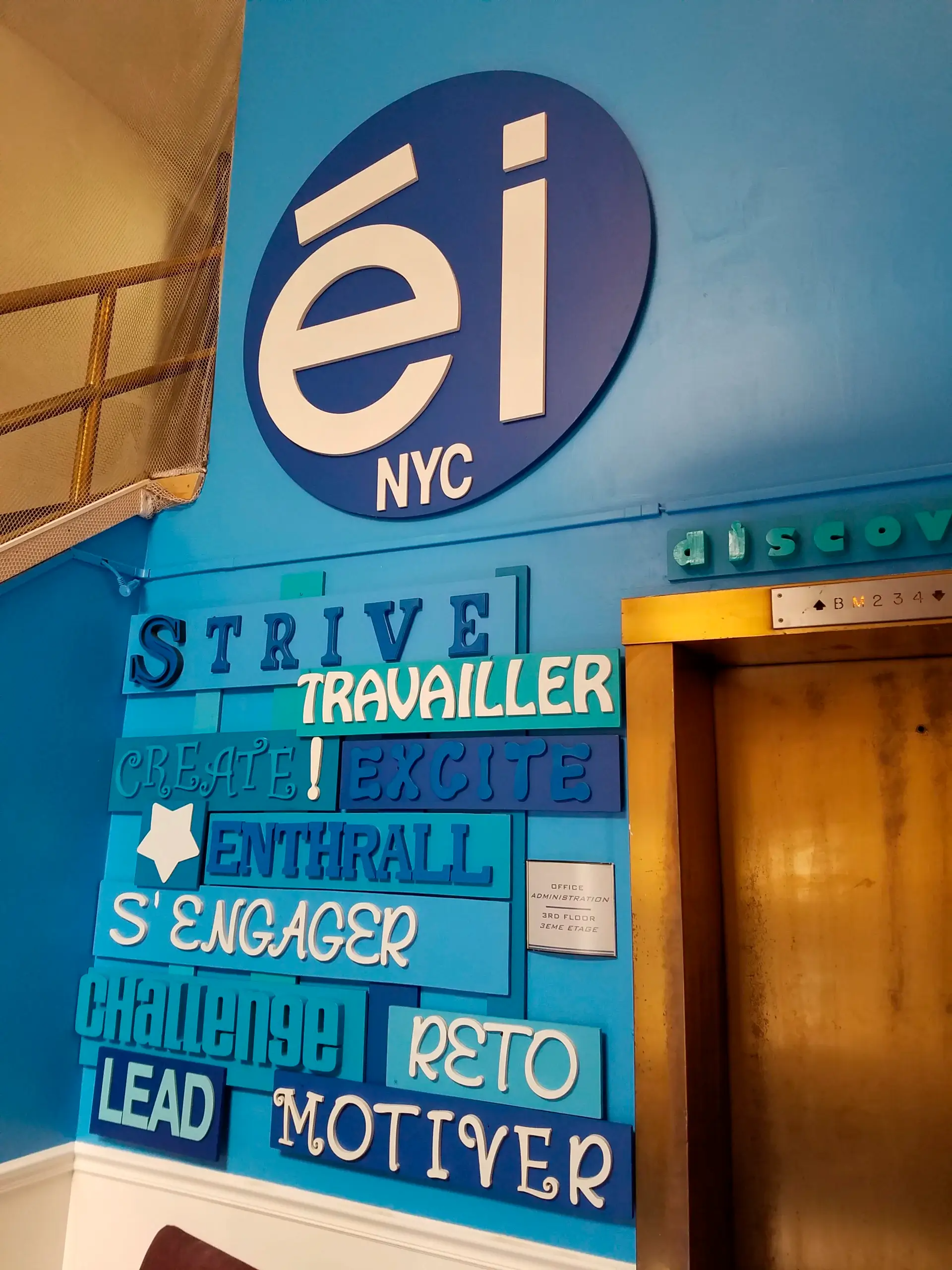 A blue wall with a sign that says ei nyc