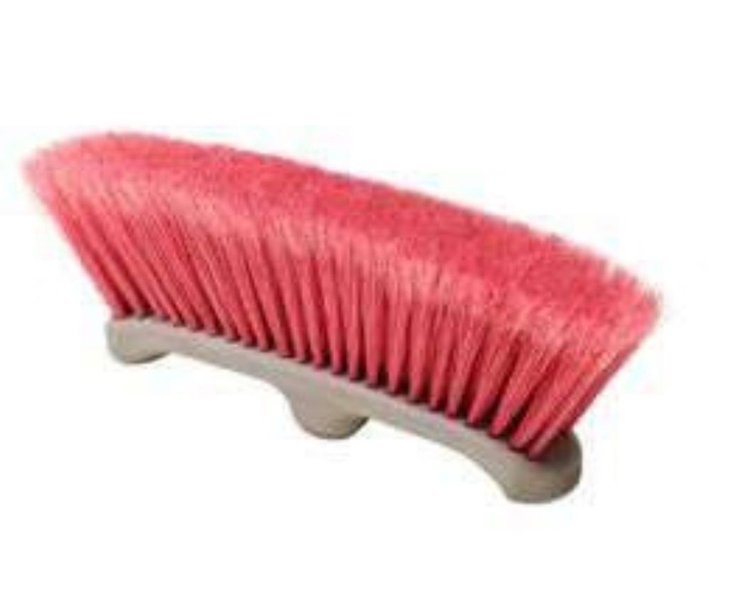 Cepillo de limpieza con cerdas rosas y base curva de color beige.