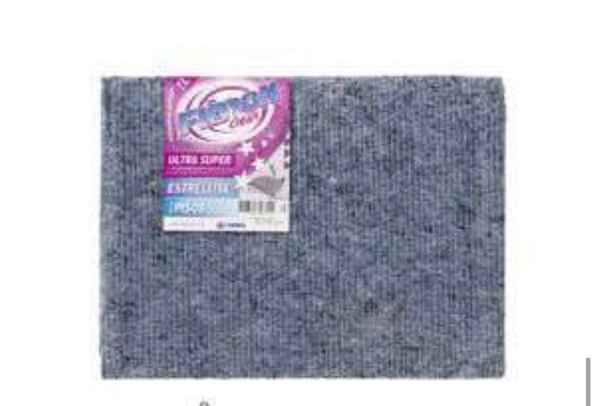 Toalla gris doblada con una etiqueta de producto rosa y blanca en la esquina superior izquierda.