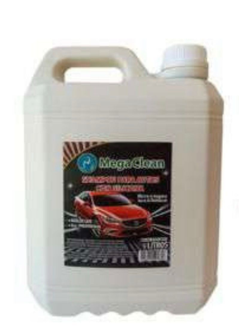 Jarra de plástico blanco con asa y tapón, etiquetada con el gráfico de un coche deportivo rojo.