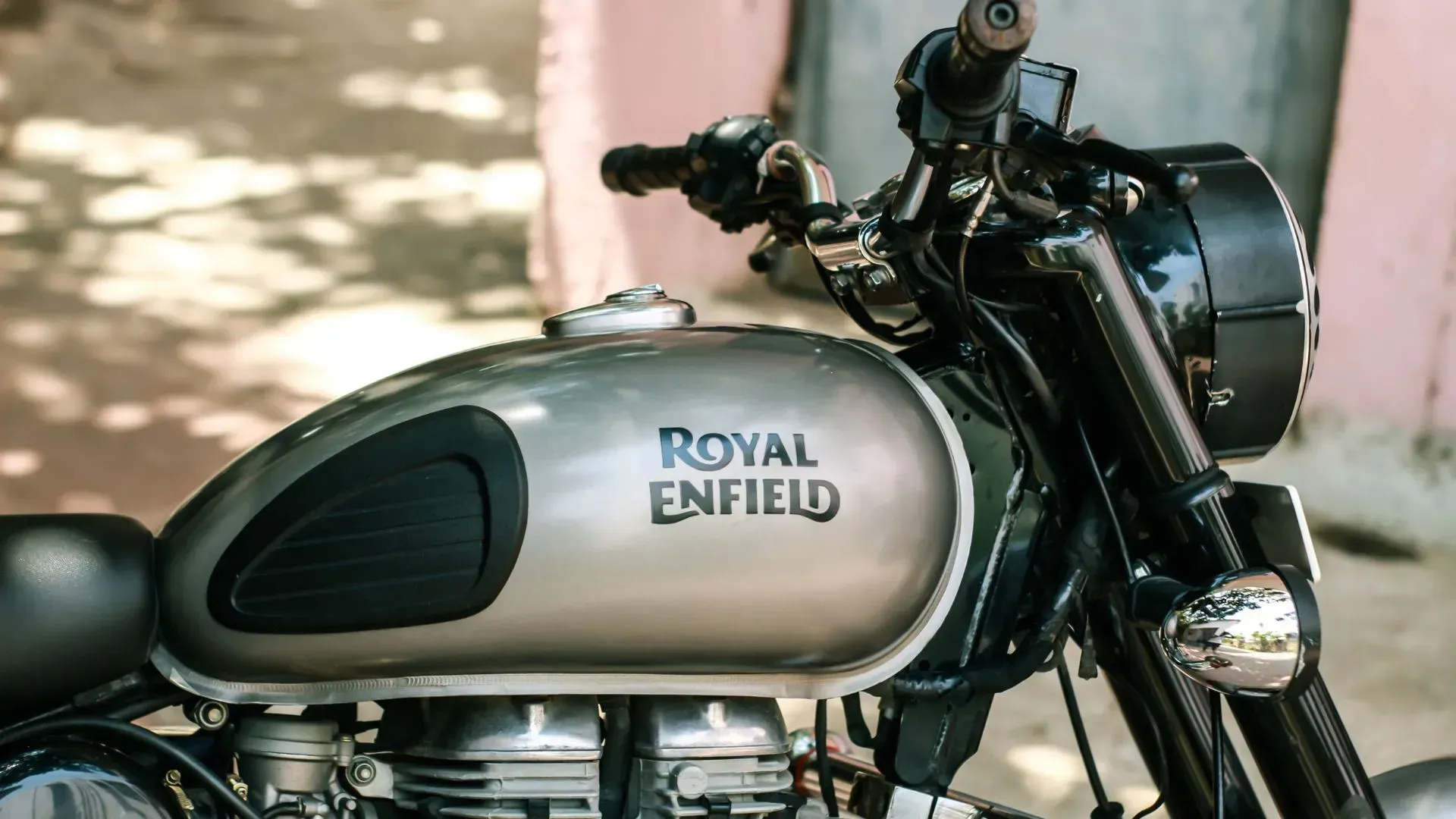 Tanque de combustível e guidão da motocicleta Royal Enfield em prata e preto para uso externo.