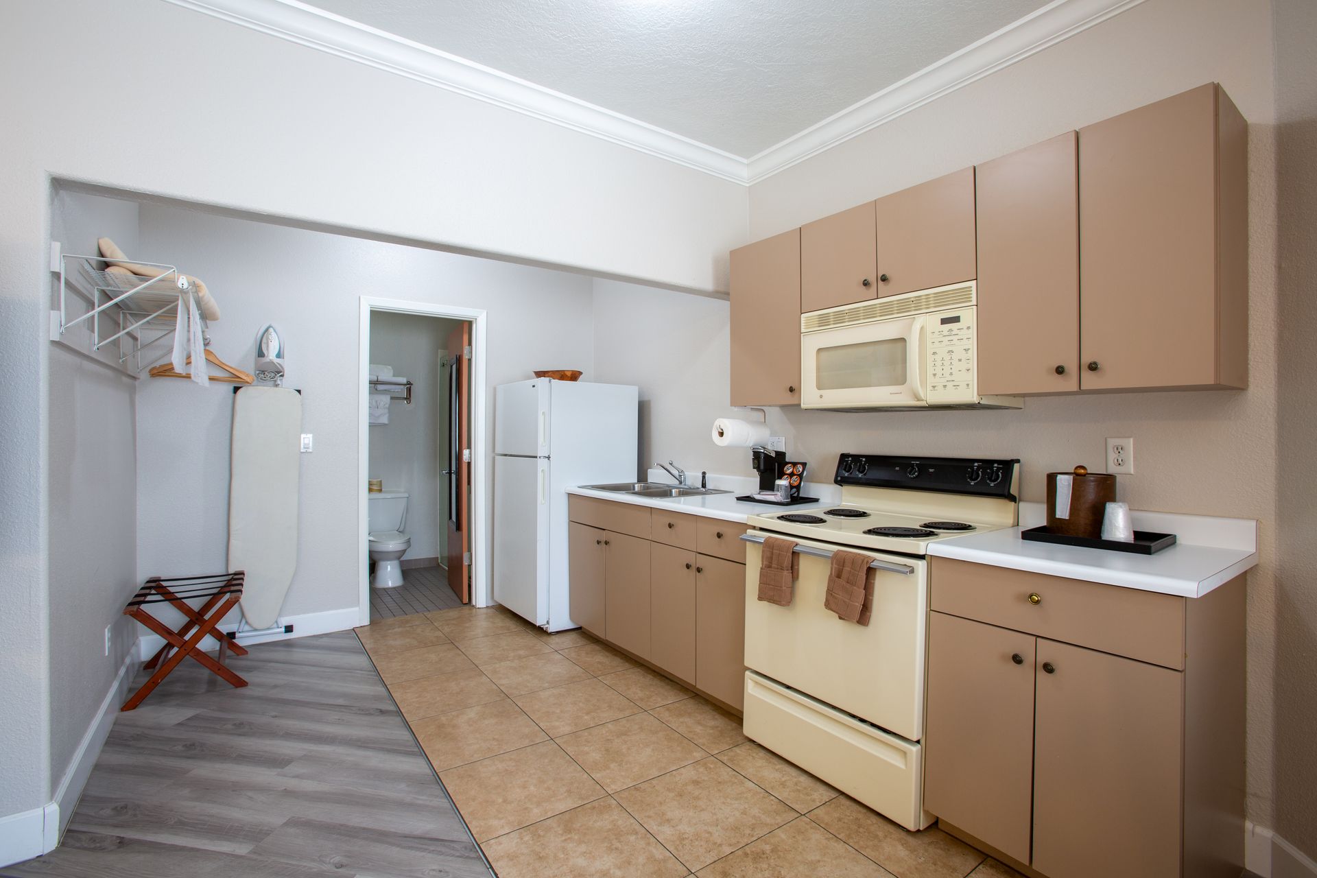 Spacious king suite featuring a fully equipped kitchenette and dining area at Wildflower Inn Sedona