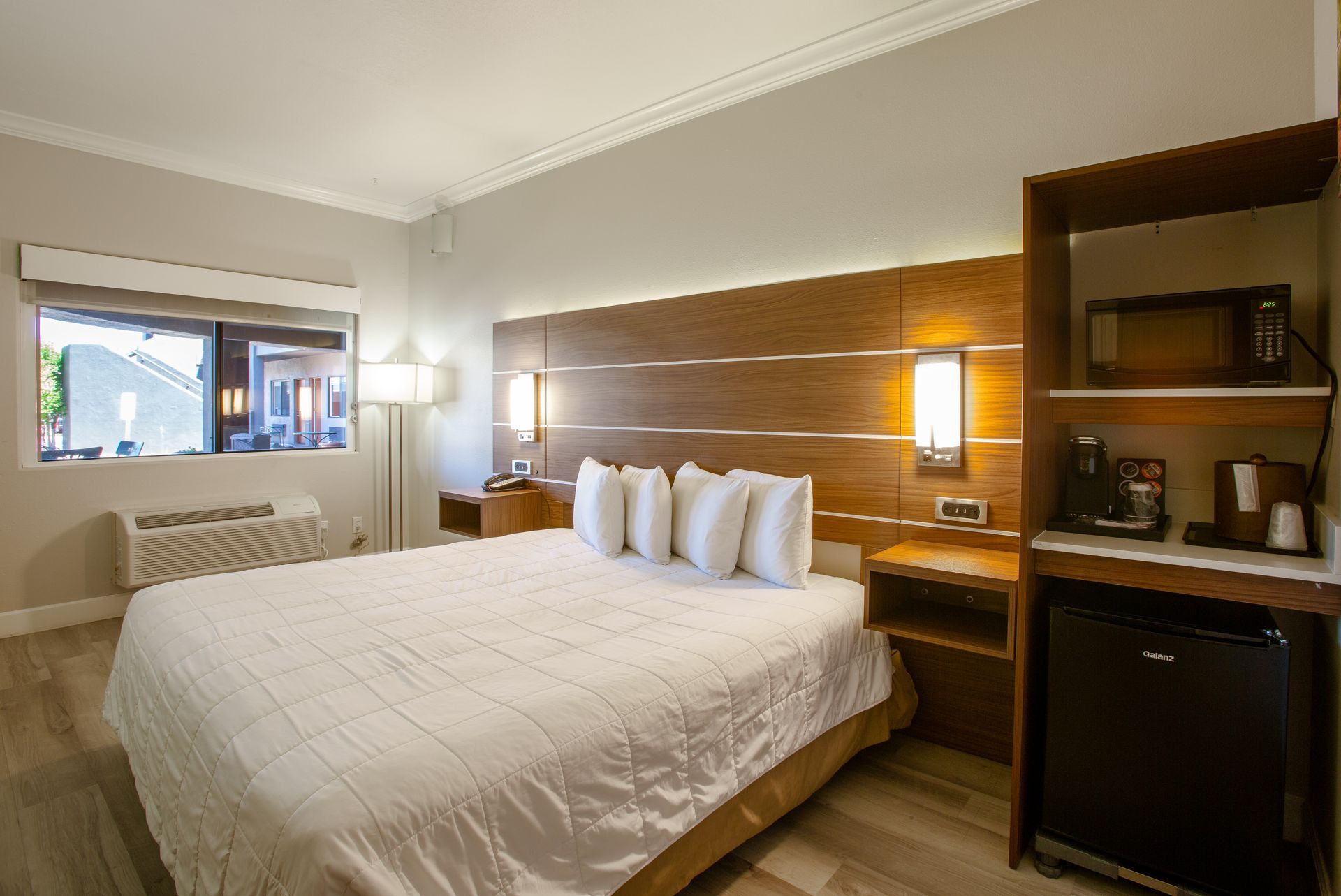 Inviting King Accessible Room with ground-floor convenience and access to Sedona's scenic views