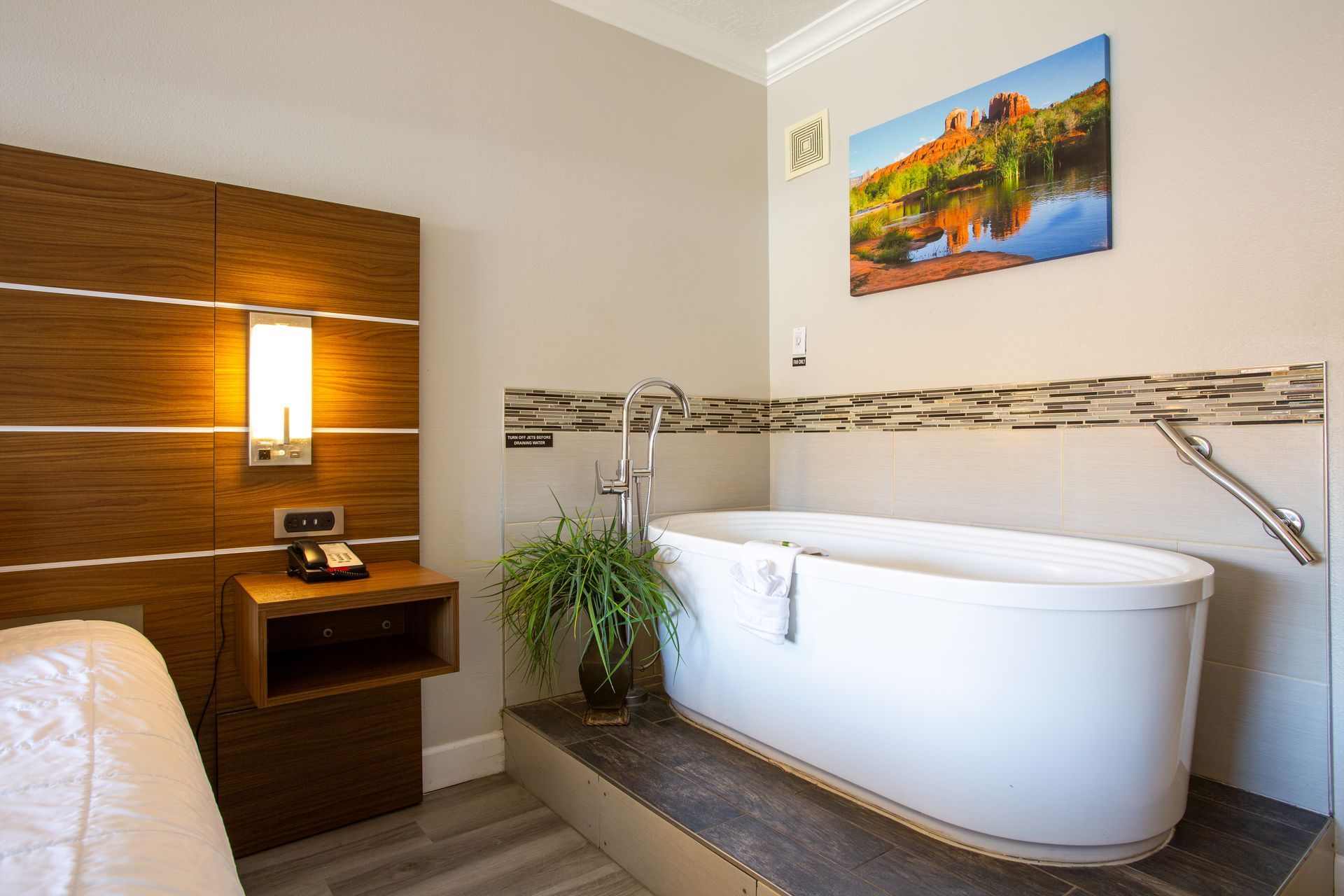 Ground-floor Jetted King Relaxation Retreat room featuring mountain and red rock views