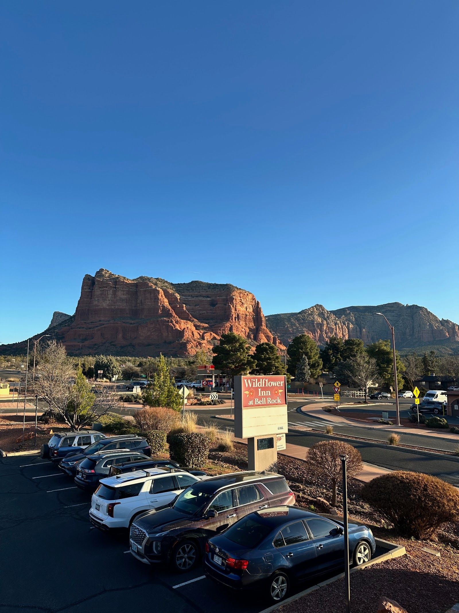 Wide view of Bell Rock and neighbouring Courthouse Butte seen from the Courthouse Butte Loop