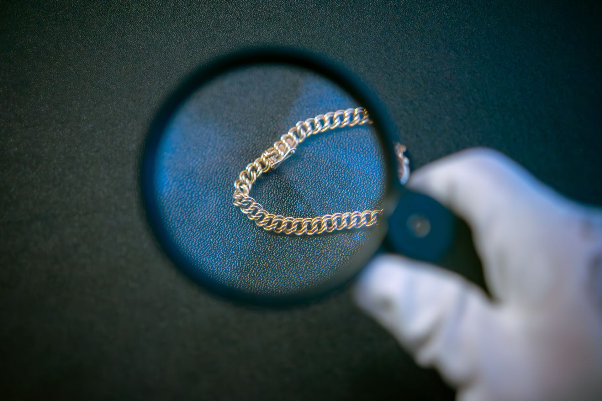 Evaluation of the gold jewelry. Determining the value of a gold product. Buying jewelry. Evaluation of the gold jewelry. Determining the value of a gold product. Buying jewelry.