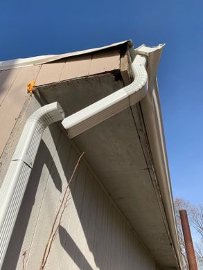 worker installing the gutter in florida