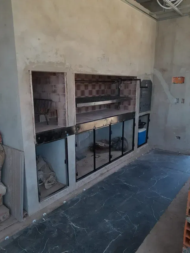 Parrilla de obra de hormigón y estantes de almacenamiento en una habitación sin terminar