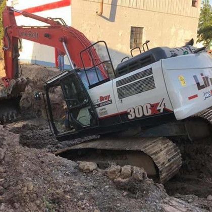 Digging excavator truck