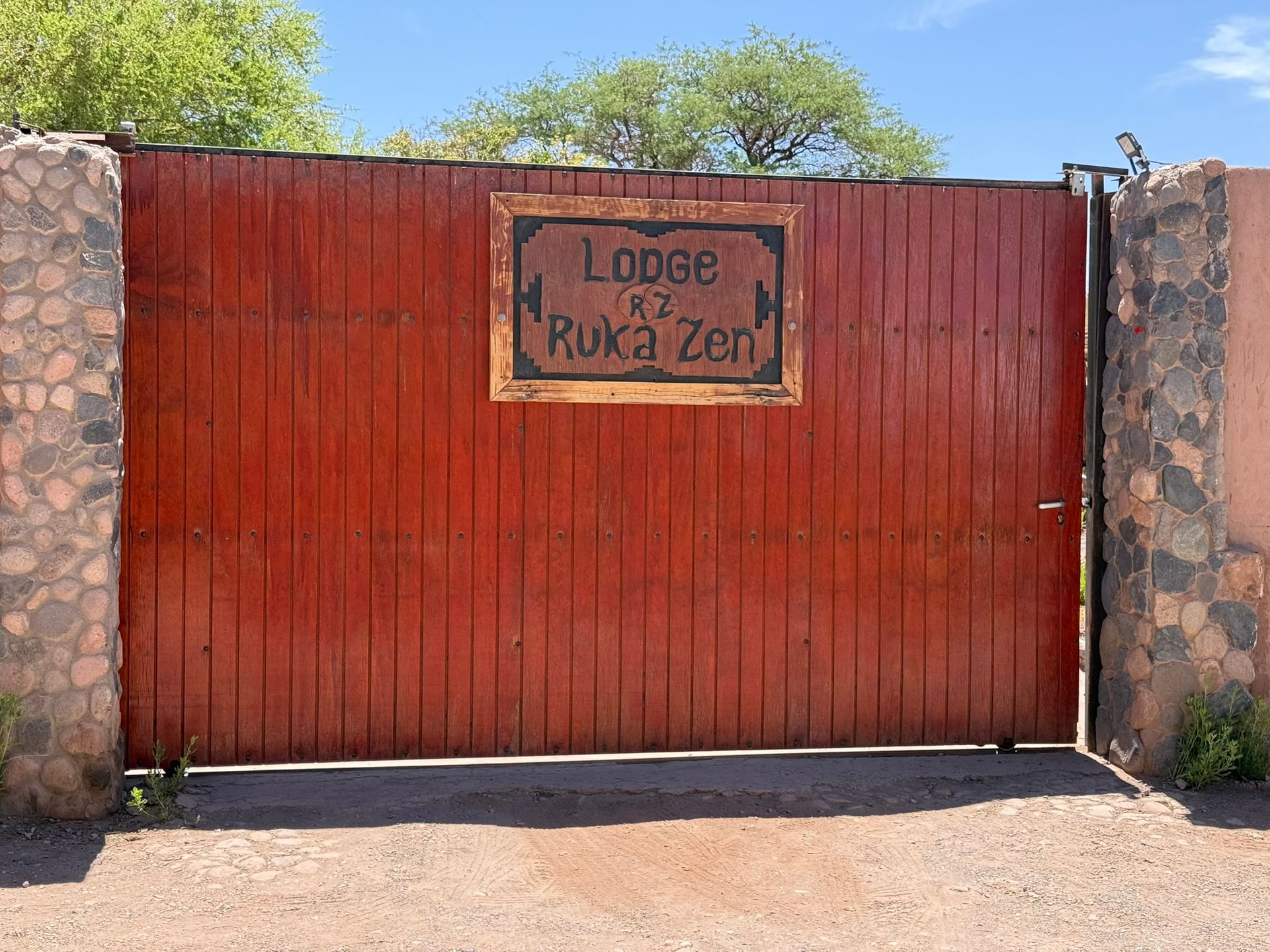 Puerta de madera roja con un letrero que dice 