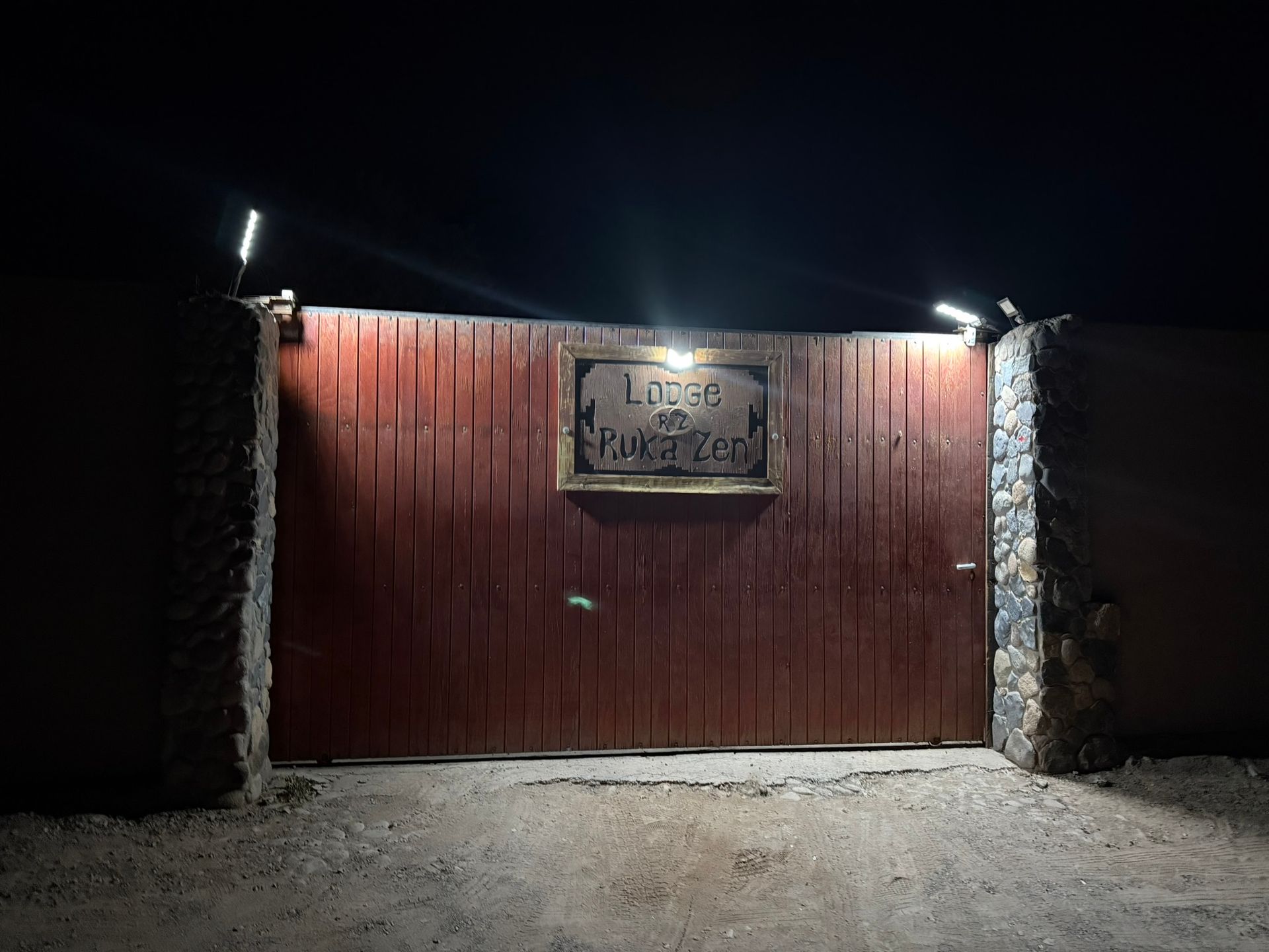Por la noche, una puerta de madera tenuemente iluminada con un letrero que dice 