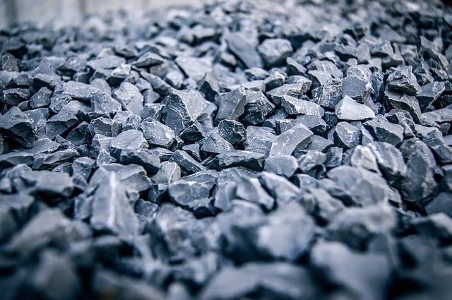 Montón de grava gris oscuro, primer plano.