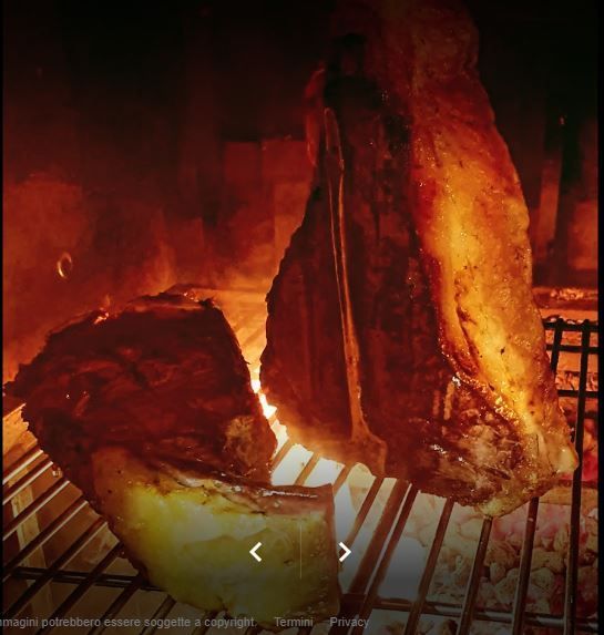 Grande bistecca alla fiorentina, cotta alla perfezione sulla griglia.