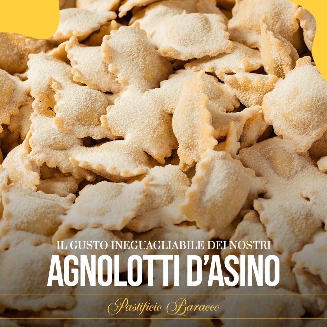 Un piatto di agnolotti crudi, spolverati di farina, con una scritta sovrapposta in italiano.
