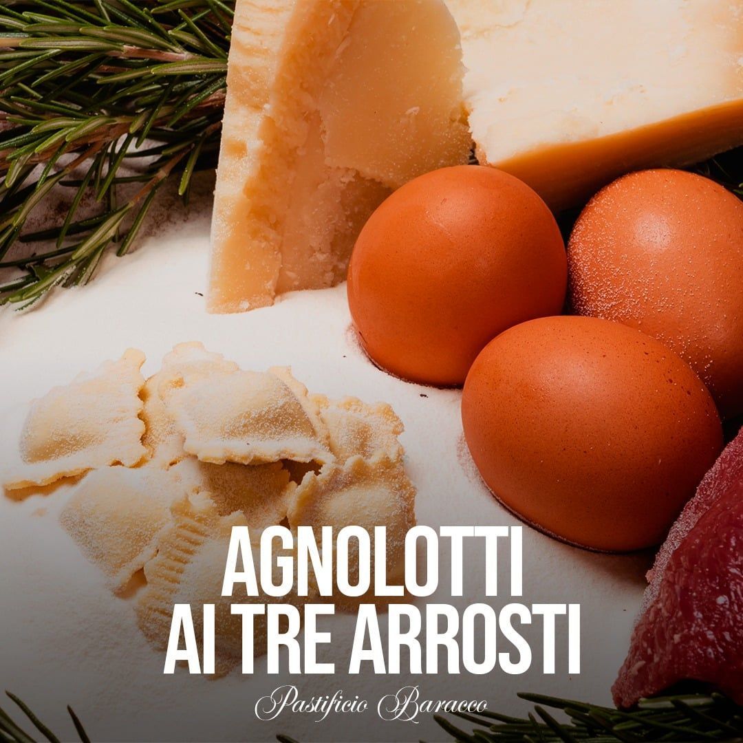 Agnolotti ai tre arrosti con formaggio, uova ed erbe aromatiche su una superficie bianca
