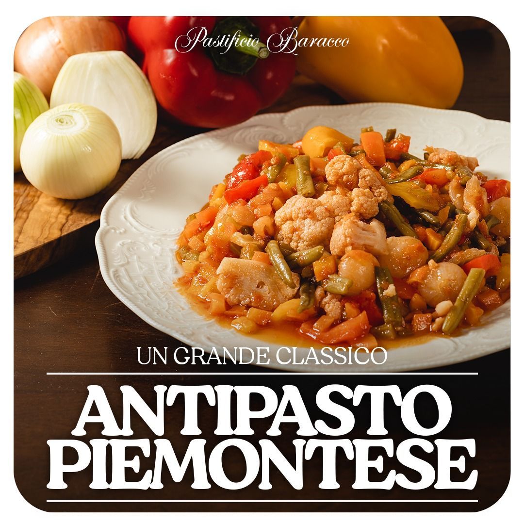 Antipasto piemontese su un piatto bianco con cipolle e verdure, etichettato come piatto classico.
