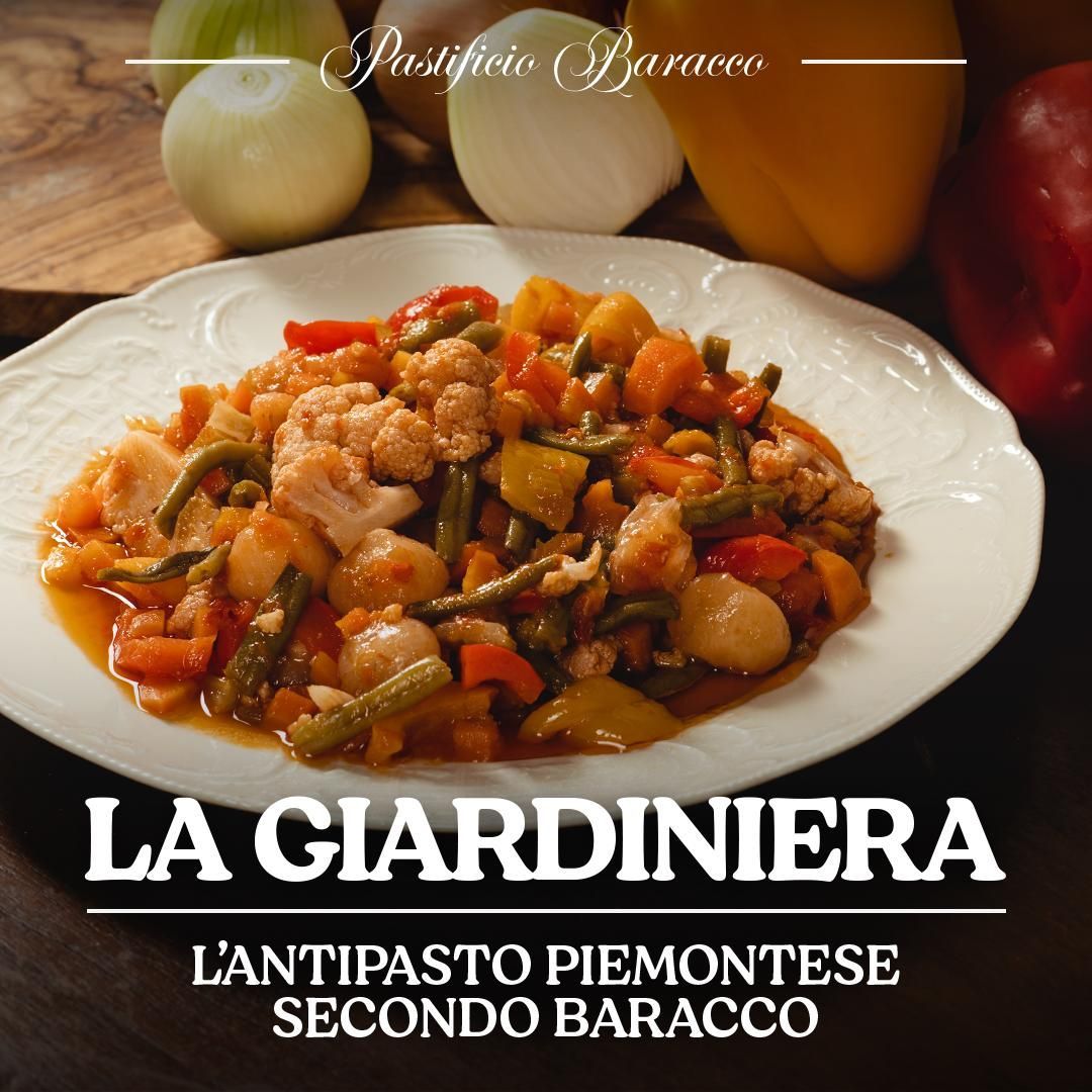 Piatto di antipasto de La Giardiniera con verdure miste e frutta sullo sfondo, etichettato in italiano