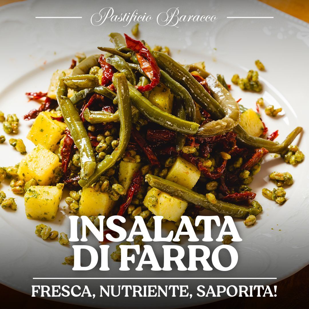Piatto di insalata di fagioli con fagiolini, patate a cubetti ed erbe aromatiche su sfondo bianco; testo in italiano: “Insalata di farro”