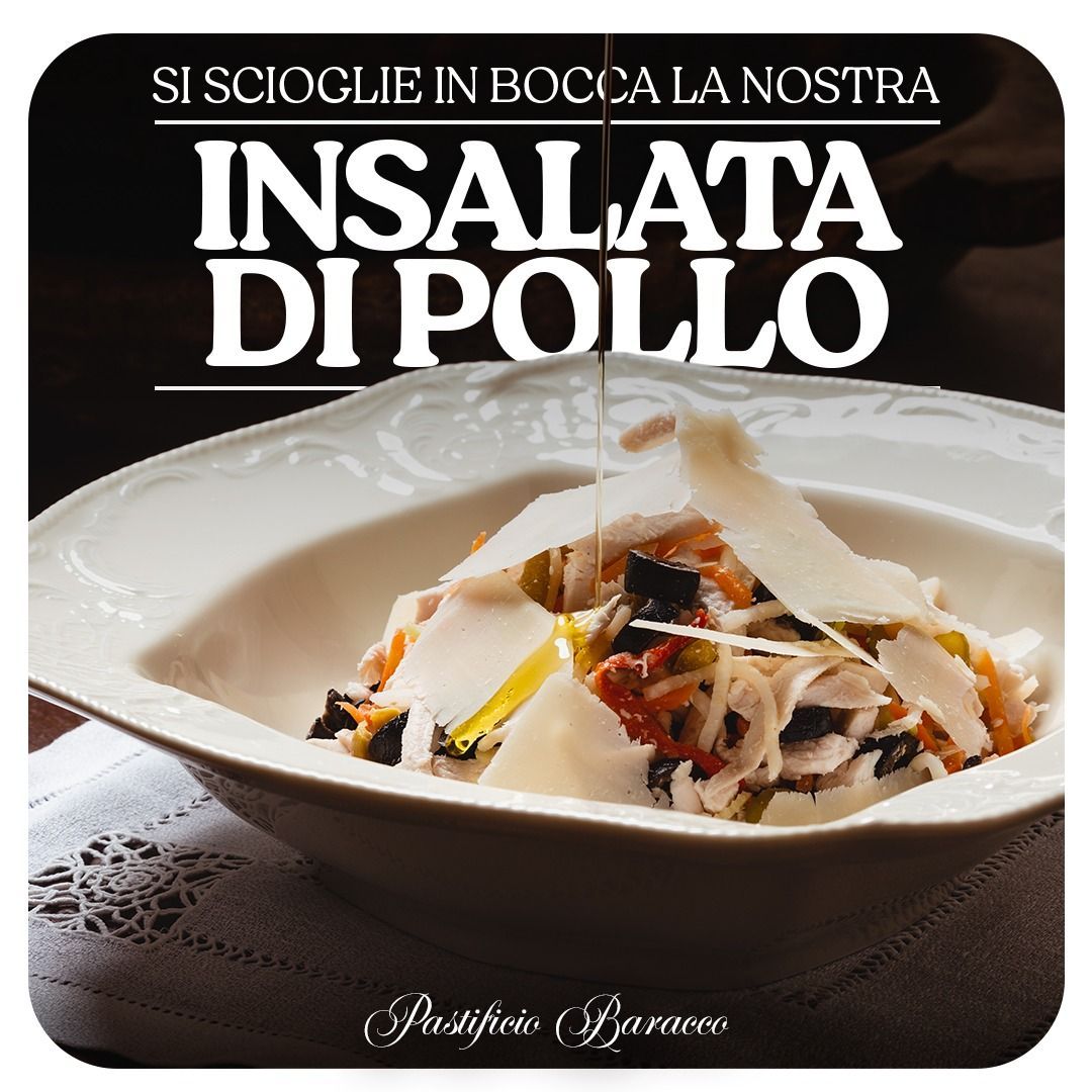 Copertina di una ricetta italiana che mostra un'insalata di pollo impiattata in una ciotola bianca con formaggio grattugiato ed erbe aromatiche.