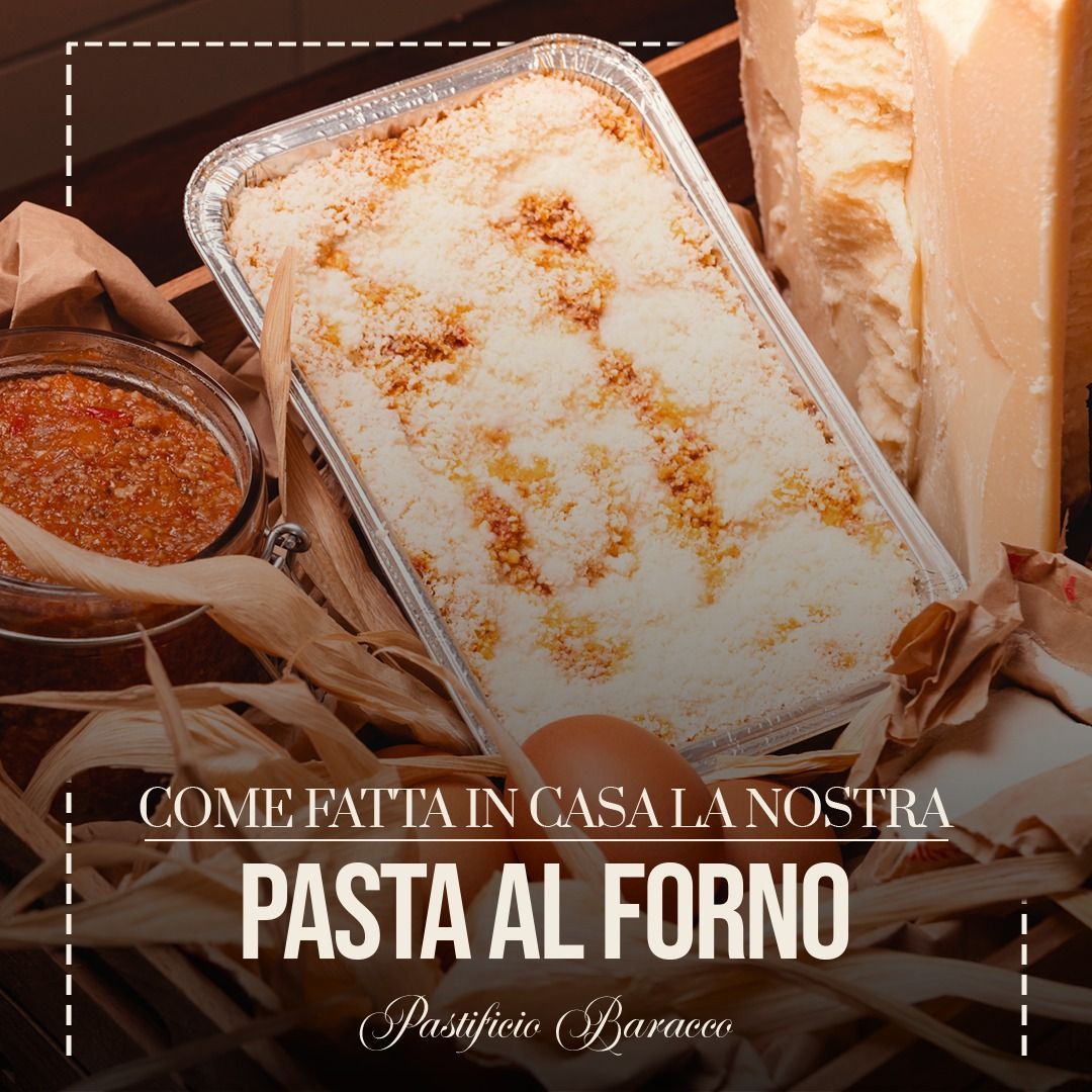 Pasta al forno in vassoi di alluminio con testo sovrapposto, ricoperta di formaggio fuso e salsa, in una presentazione in stile panetteria.