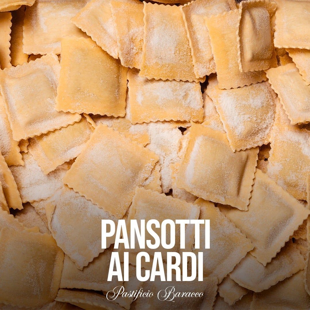 Pila di ravioli quadrati infarinati, con l'etichetta