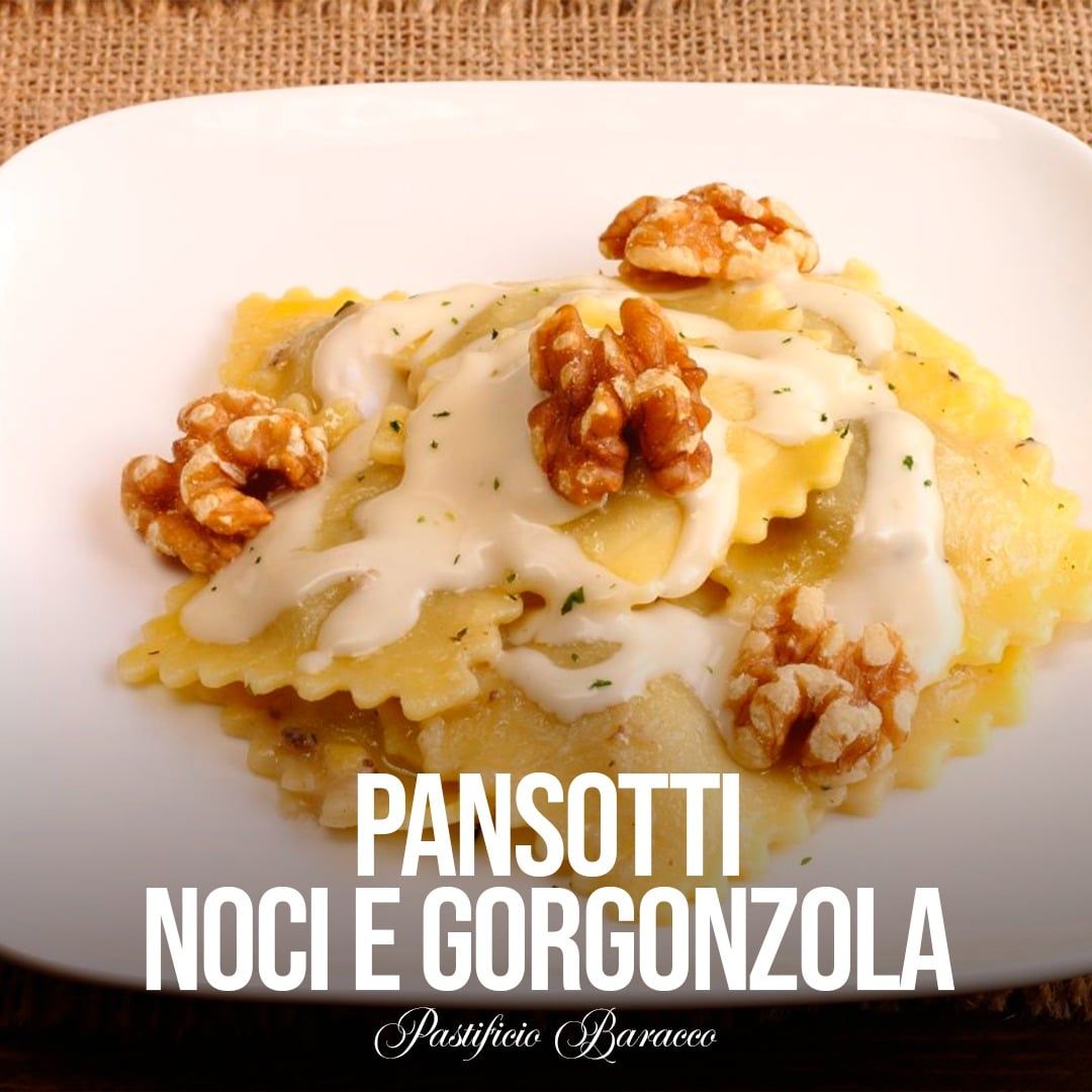 Pansotti con salsa al gorgonzola e noci su un piatto bianco