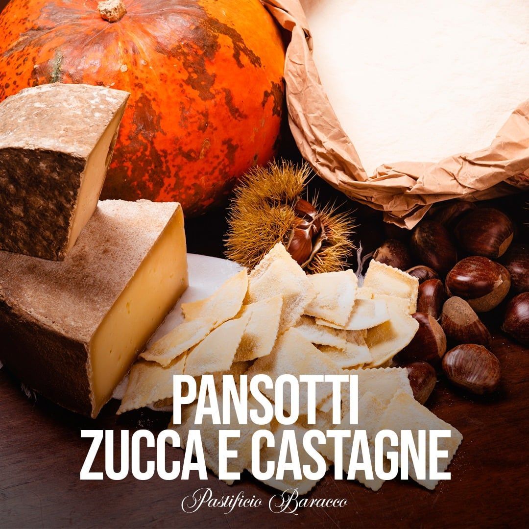Pansotti con zucca e castagne, con formaggio, in un primo piano di cibo rustico e accogliente.