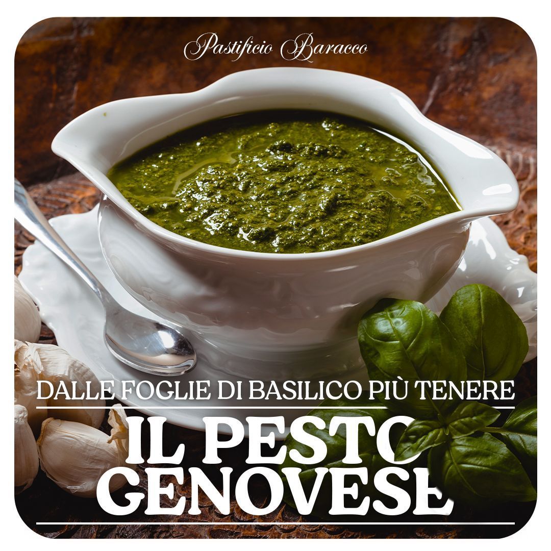 Pesto alla genovese in una salsiera bianca con foglie di basilico e testo in italiano su uno sfondo marrone rustico.