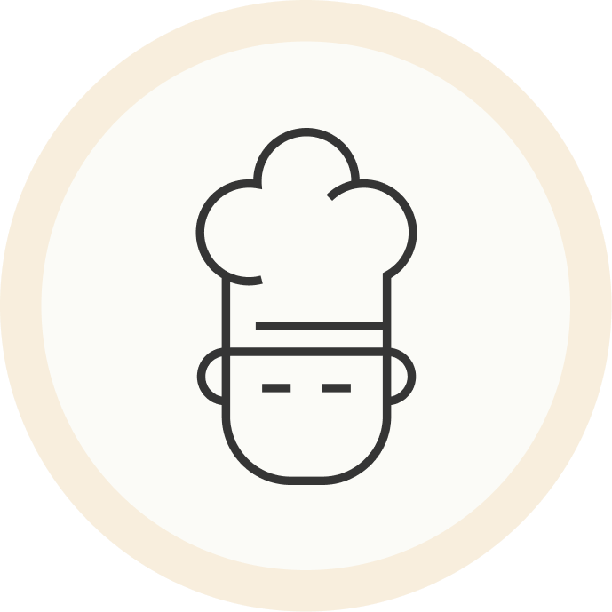 Icona di un cappello da chef con contorno nero all'interno di un cerchio beige chiaro.