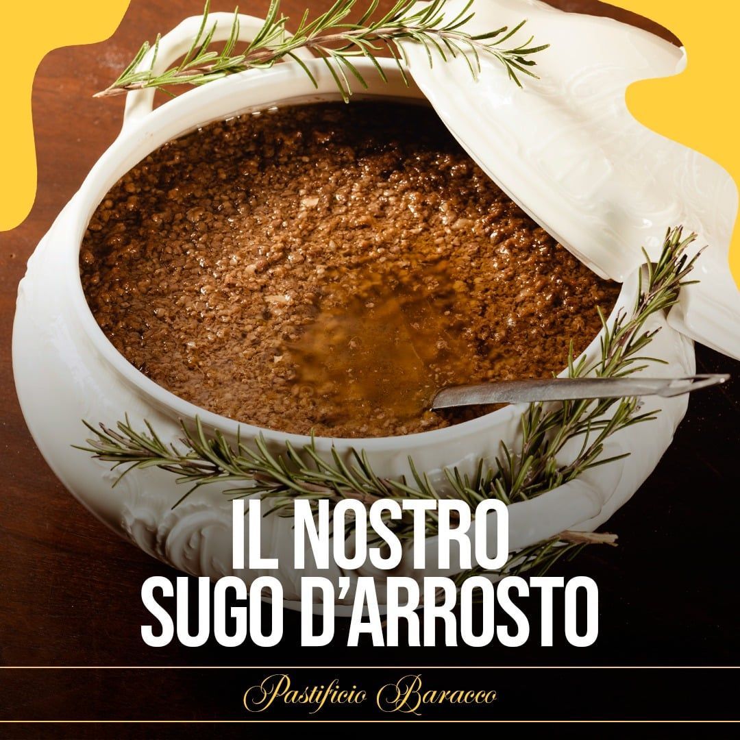 Ciotola in ceramica bianca contenente salsa arrosto, con cucchiaio ed erbe aromatiche, etichettata “Il nostro sugo d'arrosto”.