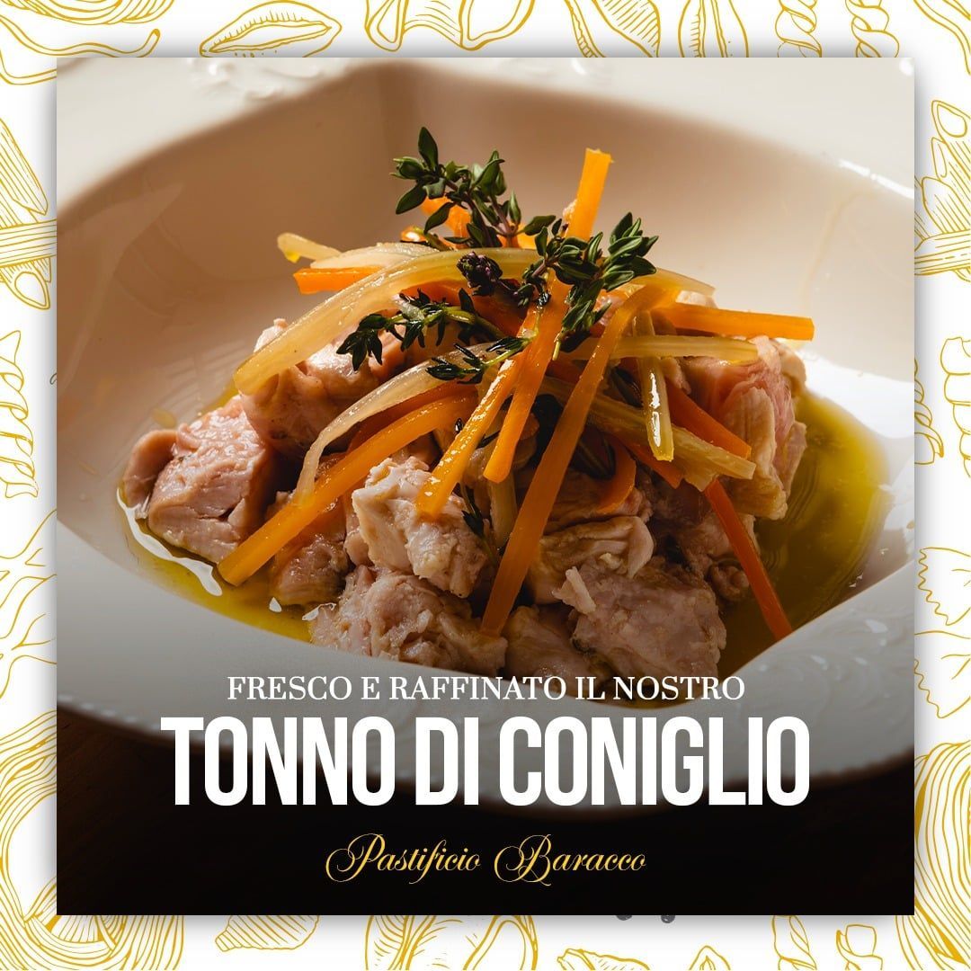 Pubblicità di un ristorante per il Tonno di Coniglio, un piatto a base di coniglio con striscioline di carota su un piatto bianco.