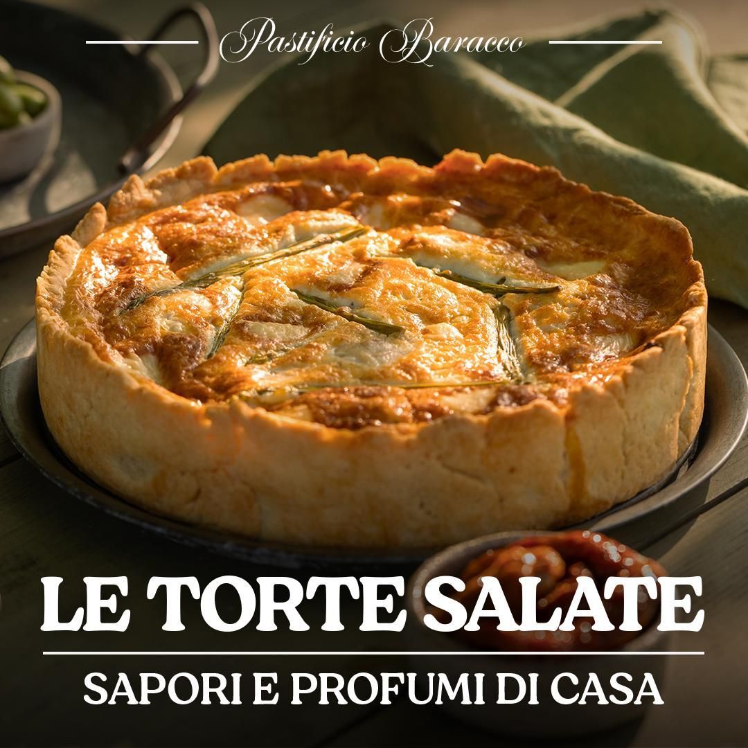 Torta salata con crosta dorata e ripieno, su un piatto, con la scritta “LE TORTE SALATE” e “SAPORI E PROFUMI DI CASA”