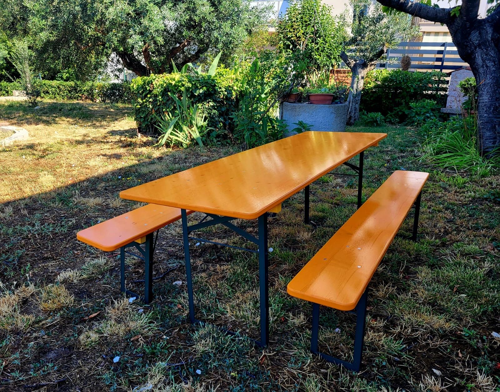 Un tavolo da picnic con due panche nell'erba