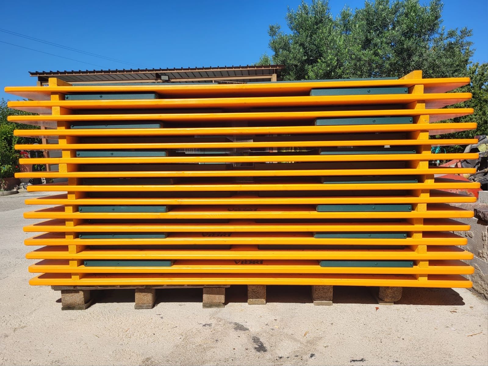 Una pila di tubi gialli e verdi su un pallet