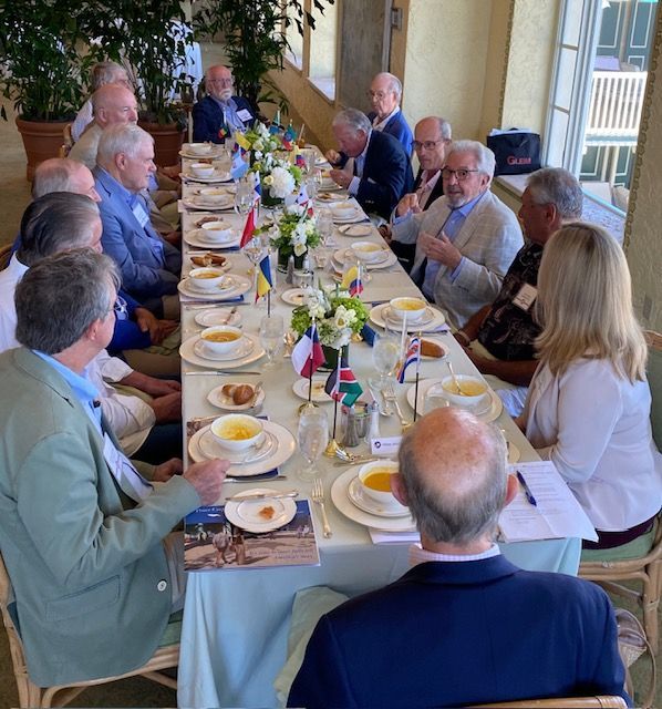 An image of Bob Vila speaking with a group of RPCVs at a luncheon hosted by Wilber James