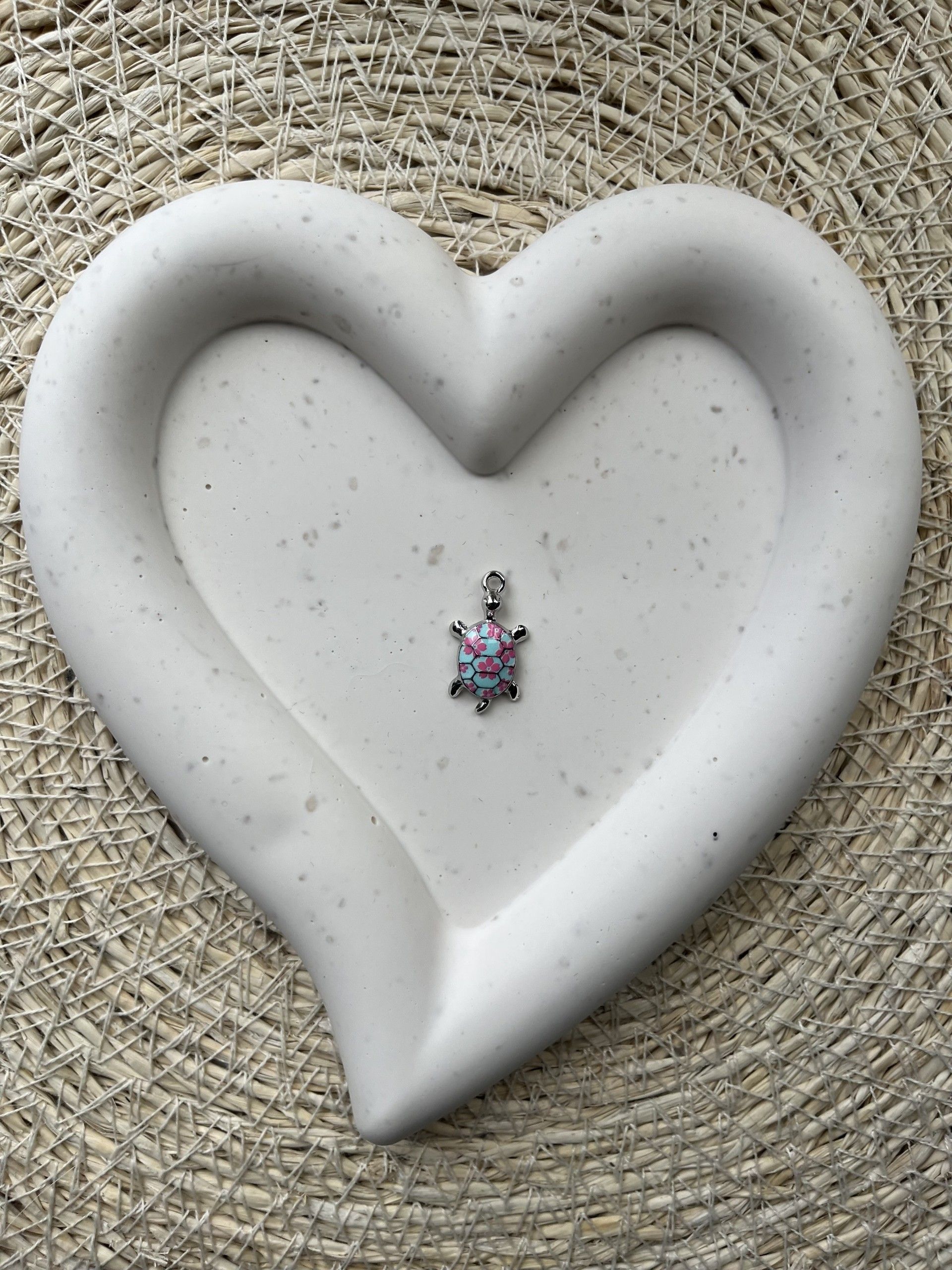 Bedel schildpad blauw met bloem zilver