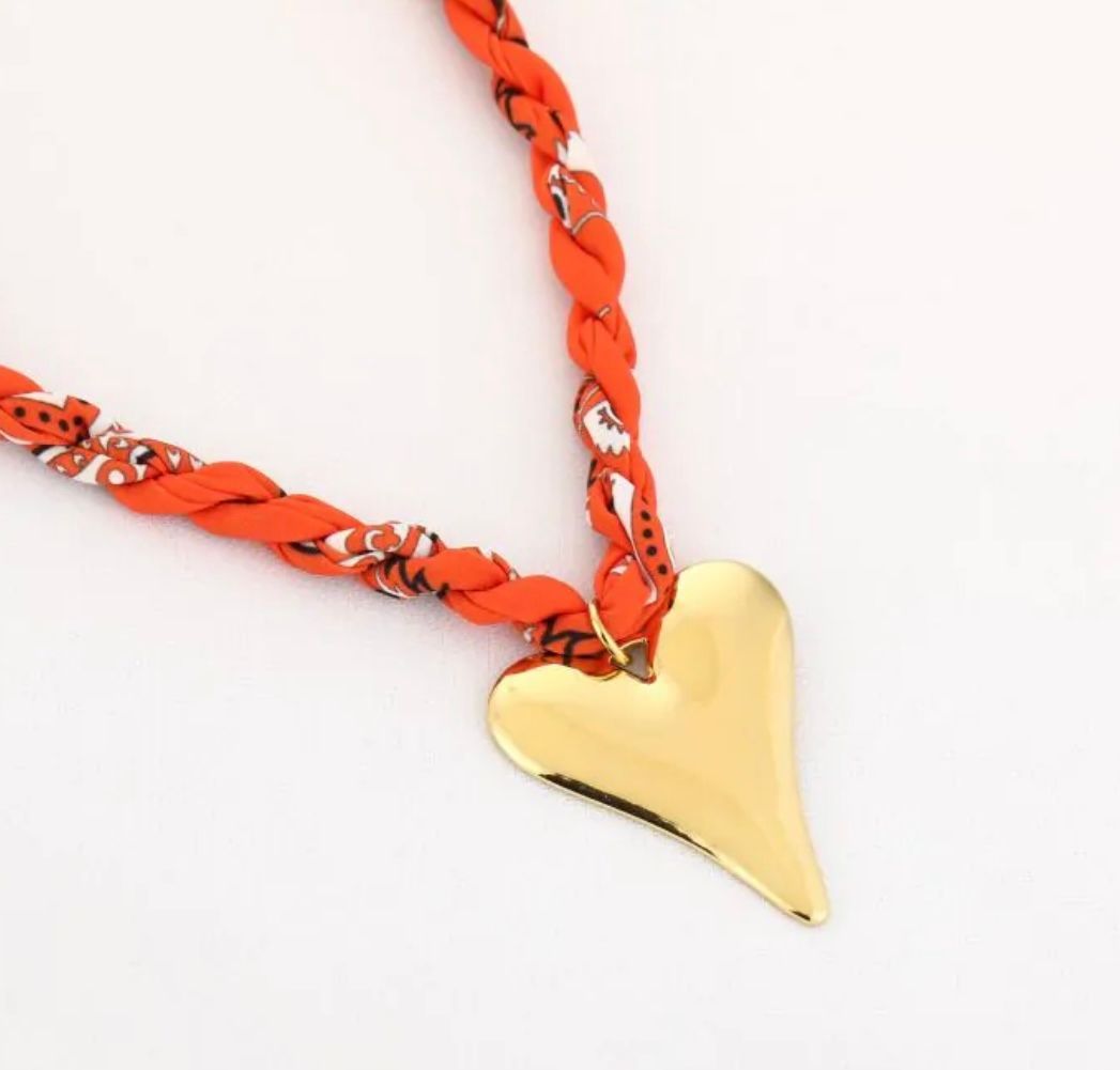 Ketting oranje bandana met hart
