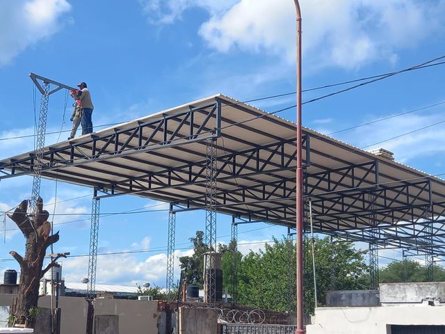 Un trabajador se encuentra en la azotea de una estructura de acero en construcción