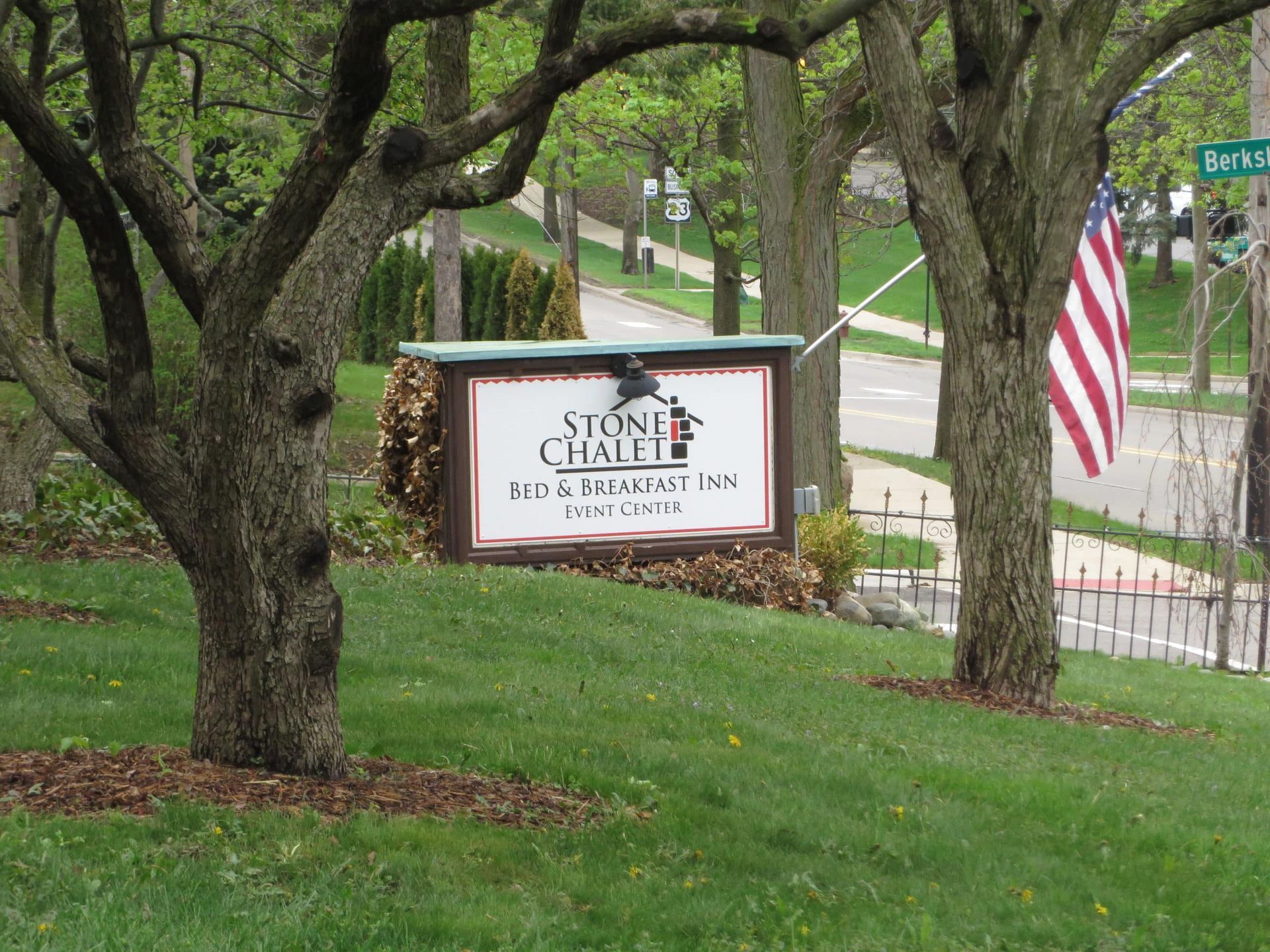 A sign that says stone chalet on it