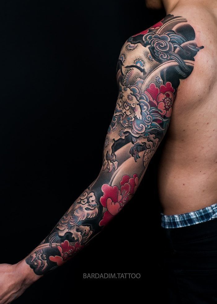 Back of the arm showing the second shishi and the cloud ground carrying between the two figures.