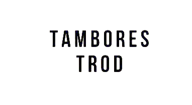 Texto negro que dice “TAMBORES TROD” sobre un fondo blanco