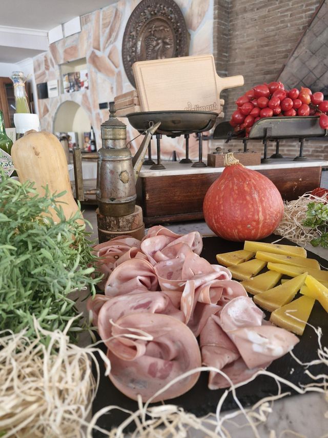 piatto di un buffet con mortadella e formaggio