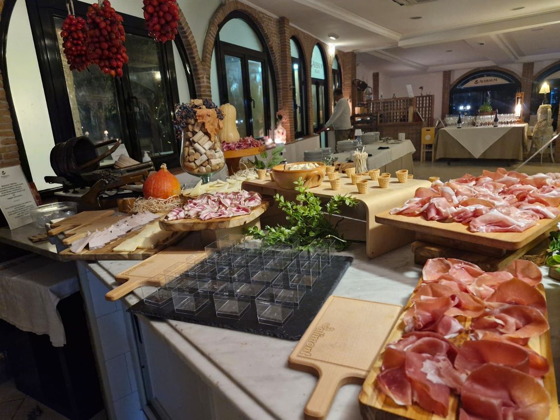 allestimento di un buffet con affettati e formaggi