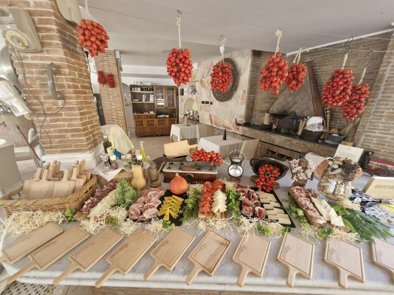 buffet apparecchiato con formaggi e salumi